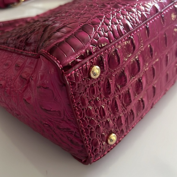 Crocodile Pattern Glossy Crossbody Bag - Picture 3 of 6